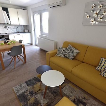Apartment Vostan Pula Exteriör bild